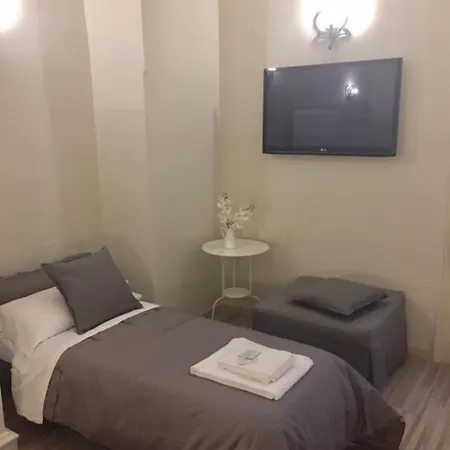 Da Polly A Piazza Amedeo לינה וארוחת בוקר 4*