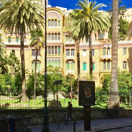 Da Polly A Piazza Amedeo לינה וארוחת בוקר נאפולי