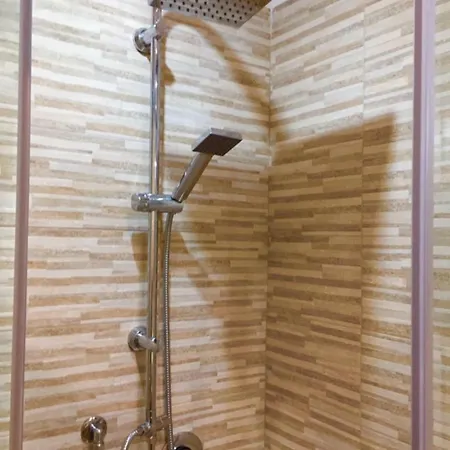 Da Polly A Piazza Amedeo ベッド・アンド・ブレックファスト ナポリ