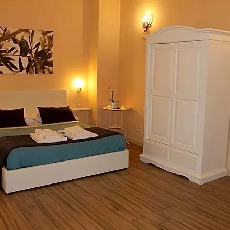 Da Polly A Piazza Amedeo Bed and Breakfast 4*