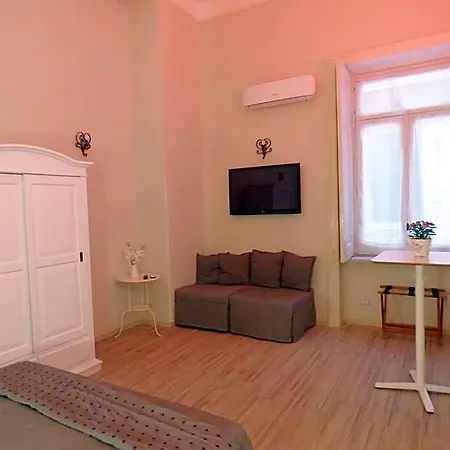 Da Polly A Piazza Amedeo Bed and Breakfast 4*