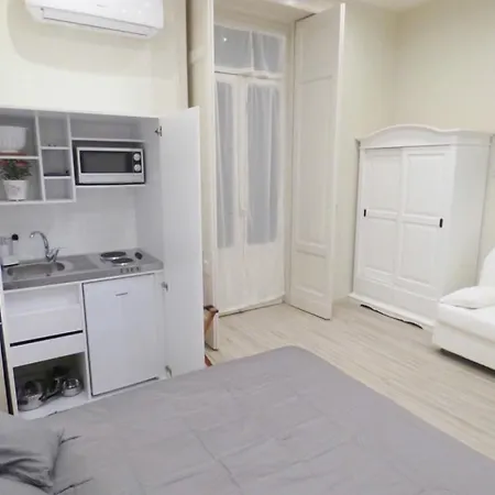 Da Polly A Piazza Amedeo 4* Неаполь