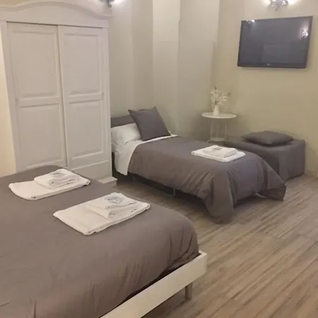 Da Polly A Piazza Amedeo Bed and Breakfast 4*