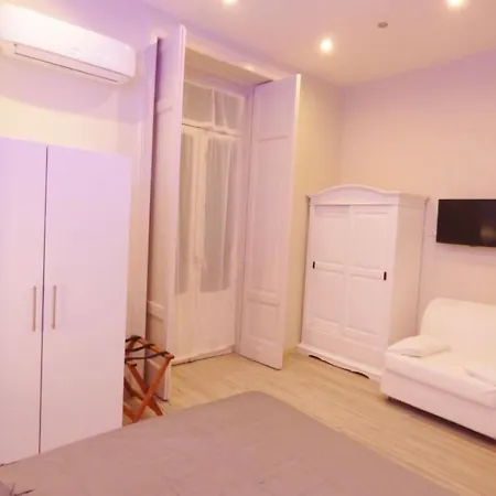 Da Polly A Piazza Amedeo 4*